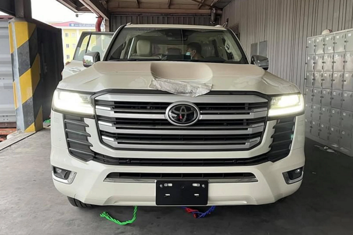 Khác với Toyota Land Cruiser 2022 bản VX nhập Nhật đang được phân phối chính hãng. Phiên bản VX nhập tư mới về Việt Nam được sản xuất dành cho thị trường Trung Đông sở hữu nhiều trang bị khác biệt. Hơn nữa, xe thuộc phiên bản kỷ niệm – XV 70th Anniversary phiên bản kỷ niệm 70 năm của dòng xe Land Cruiser mang ngoại thất và trang bị hấp dẫn hơn. Tại thị trường Trung Đông, phiên bản XV 70th Anniversary này còn được gọi là bản VX-S.
