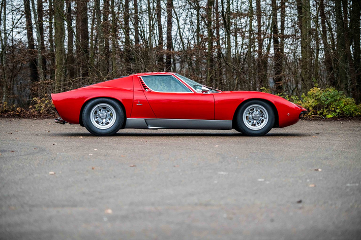 Ở bản Countach LP 400, Lamborghini lần đầu mang đến trên một chiếc xe của mình động cơ đặt giữa và dọc theo xe. Khối động cơ V12 này có dung tích 3,9 lít, sản sinh công suất cực đại 370 mã lực, đi cùng hộp số sàn 5 cấp. Ở biến thể LP400 S thay thế, khối động cơ V12 chỉ tạo ra 350 mã lực, tuy nhiên ngoại hình có nhiều thay thế chính là thứ khiến chiếc xe được săn đón nhiều hơn ở những năm ’70. Sau khi được phục chế về nguyên bản bởi Polo Storico, chiếc Countach đời đầu này đã tìm được chủ nhân với giá 775.000 Euro (khoảng 21,7 tỷ Đồng).