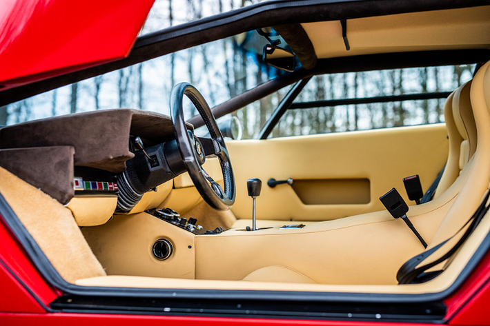 Số phận của chiếc Countach này khá đặc biệt. Được Rod Stewart mua về vào năm 1977 và chiếc xe được ông sử dụng trong lúc quay album “Blondes Have More Fun” tại Úc. Sau đó, ông đã chuyển nó về Los Angeles và bắt đầu độ nó với bộ mâm Gotti cùng cánh lướt gió nhỏ. Sau đó, chiếc xe tiếp tục được gắn thêm gói độ thân rộng giống bản LP 400 S và bộ mâm Campagnolo Teledial. Chiếc xe tiếp tục được vận chuyển đến Anh và ở đây, nó được độ nhiều nhất khi Stewart cưa mui để biến chiếc Countach của mình thành một chiếc xe mui trần.