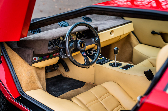 Được mọi người gọi là Countach “Periscopica” (Periscope – kính tiềm vọng), đây thực chất không phải là một phiên bản đặc biệt của Lamborghini dành cho Countach LP 400. Thực chất, những chiếc Countach này là những chiếc xe đầu tiên được bán ra thị trường từ năm 1974 đến năm 1976 trước khi được nâng cấp động cơ và loại bỏ phần kính độc đáo để trờ thành LP 400 S vào năm 1977.