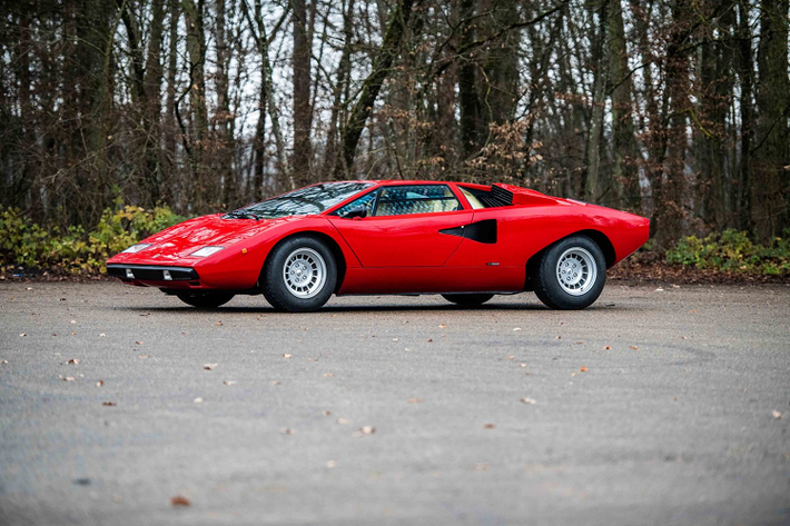 Bên cạnh chiếc Lamborghini Countach LP 400 và Miura SV, buổi đấu giá còn chứng kiến một chiếc Lamborghini 400 GT 2+2 đời 1967, số khung #0817 thu về 477.500 Euro (13,3 tỷ Đồng). Ngoài ra, chiếc Espada mang số khung #7051, đời 1968 cũng thu về 173.000 Euro (4,84 tỷ Đồng) trong khi một chiếc Murciélago LP 640 Versace “E-Gear” mới hơn thu về số tiền 149.500 Euro (4,19 tỷ Đồng).