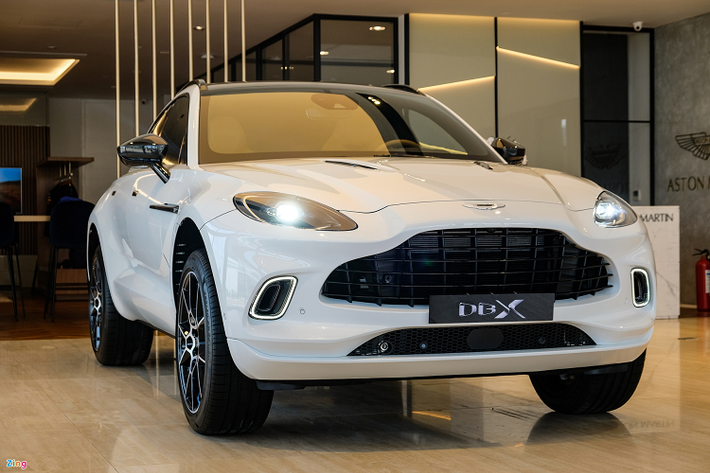 Những ngày đầu tiên của tháng 2, Aston Martin giới thiệu mẫu SUV DBX tại Việt Nam. Siêu SUV Aston Martin DBX là thành viên mới nhất của phân khúc siêu SUV tại Việt Nam, bên cạnh Lamborghini Urus, Bentley Bentayga và Rolls-Royce Cullinan.