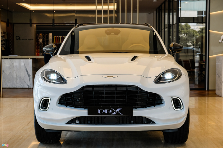 DBX có lưới tản nhiệt với kiểu dáng và các nan ngang đặc trưng và cụm đèn chiếu sáng LED khá đơn giản.