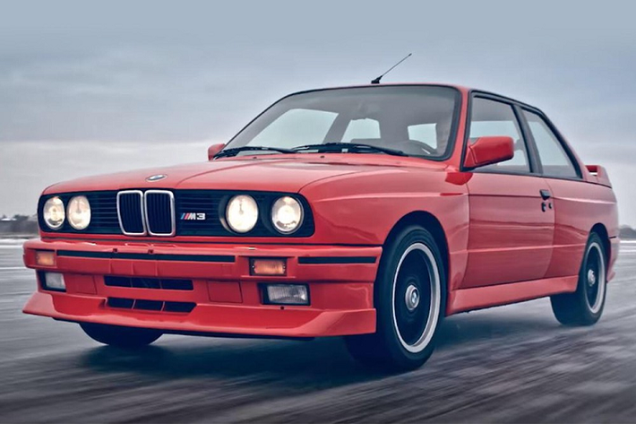 Mẫu BMW M3 2022 mới đã chính thức được công bố, và nó có rất nhiều điểm thu hút chứ không chỉ mỗi vẻ bề ngoài lôi cuốn. Trong tương lai, nó sẽ sớm được cung cấp với hệ thống dẫn động AWD, nhưng hiện tại, nó vẫn chỉ mang trong mình 3 yếu tố đặc trưng BMW: một động cơ I6, một hộp số sàn, và hệ dẫn động cầu sau.