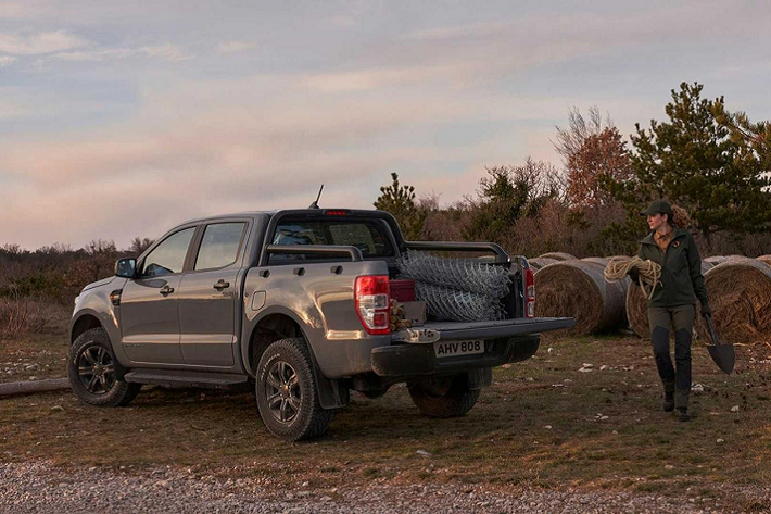 Về ngoại thất, mẫu xe bán tải Ford Ranger Stormtrak nổi bật với đèn pha LED, tấm ốp bảo vệ gầm bổ sung, đề can bên ngoài và cản sau màu đen. Bên trong cabin, xe trang bị ghế da có nguồn gốc từ Range Raptor và được thêu logo Stormtrak.