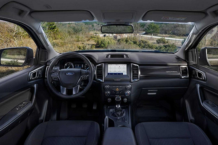 Về hệ thống truyền động, mẫu xe hơi mới Ford Ranger Stormtrak chỉ sử dụng động cơ diesel tăng áp kép 2 lít. Với công suất 213 mã lực và mô-men xoắn 500 Nm, động cơ này đi kèm hộp số tự động 10 cấp và hệ dẫn động 4 bánh.