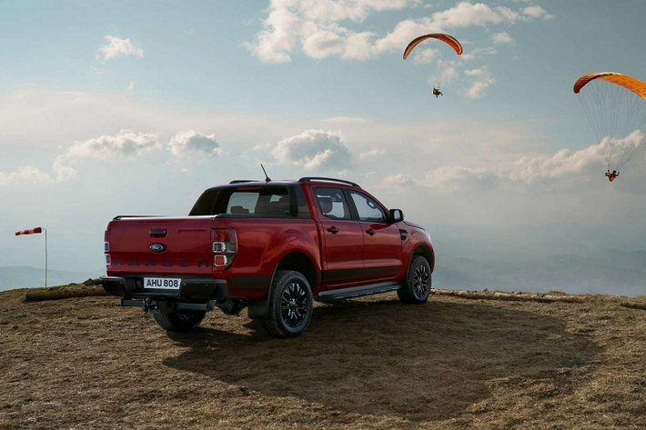 Trong khi đó, Ford Ranger Wolftrak đi kèm với phiên bản tăng áp đơn của động cơ diesel 2 lít công suất 170 mã lực. Động cơ này kết hợp với hộp số sàn 6 cấp hoặc số tự động 10 cấp.