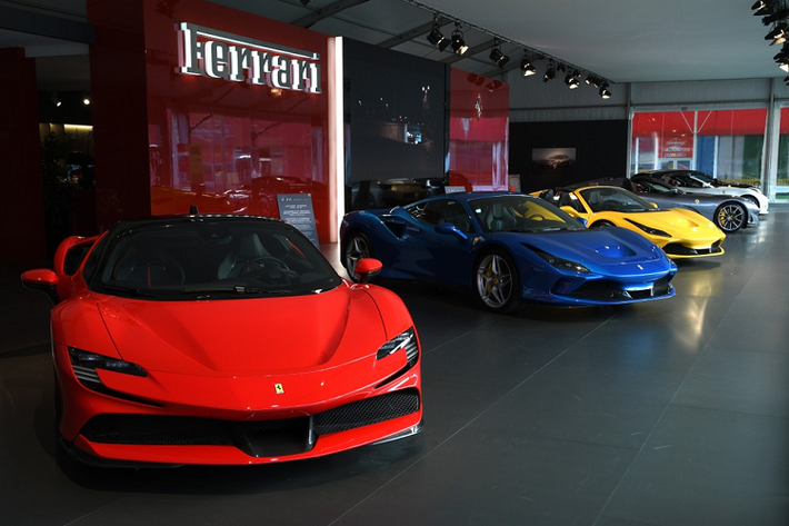 Sức mạnh của động cơ plug-in hybrid đã cho phép siêu phẩm Ferrari SF90 Stradale có thể tăng tốc từ vị trí xuất phát lên 100 km/h trong thời gian 2,5 giây, thêm 4,2 giây để tăng tốc lên 200 km/h trước khi đạt vận tốc tối đa 340 km/h. Ngoài ra, Ferrari SF90 Stradale có thể hoàn thành quãng đường 25 km chỉ bằng mô-tơ điện trên cầu trước.