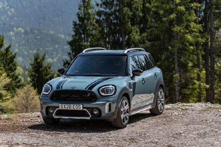 Bước vào bên trong, nội thất của MINI Countryman 2021 vẫn hướng tới sự cao cấp với bề mặt bọc da màu đen Piano. Phía sau vô lăng có sự xuất hiện của bảng đồng hồ dạng kỹ thuật số kích thước 5 inch, màn hình cảm ứng nằm trong bảng điều khiển hình tròn đặc trưng của xe có kích cỡ khoảng 8 inch và tích hợp kết nối Apple CarPlay không dây.