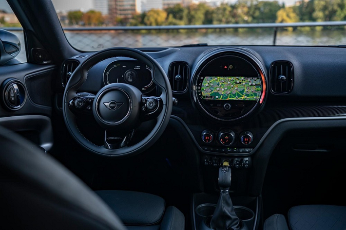 Cụ thể, MINI Countryman 2021 sở hữu một diện mạo có phần hầm hố hơn với lưới tản nhiệt và đèn chiếu sáng được thiết kế lại và đồng thời nâng cấp lên bóng LED hiện đại. Thân xe vẫn là những đường nét quen thuộc nhưng cũng được THACO bổ sung thêm 2 tùy chọn màu sắc ngoại thất mới là màu bạc White và xanh lá Sage.