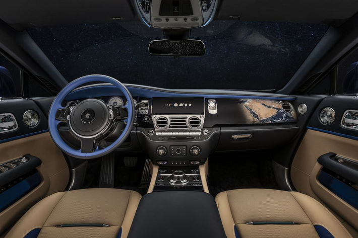 Một vài điểm nhấn đặc biệt của Rolls-Royce Wraith "Inspired by Earth" có thể kể tới như màu sơn xanh Royal Blue đại diện biển cả, đường coachline sơn thủ công với hình hoạ về các chòm sao, hình ảnh Trung đông chụp từ vệ tinh hay hình ảnh thác nước cùng mây được chế tác từ công nghệ Photoflash ở khu vực hàng ghế sau...