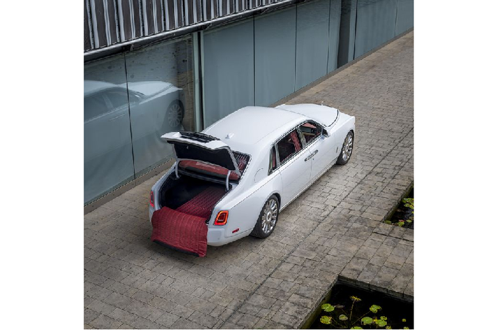 10. Cullinan "Spirit of Russia" Collection Sẽ thật thiếu sót nếu không nhắc tới phiên bản Cullinan "Spirit of Russia" Collection được Rolls-Royce thiết kế riêng cho giới tài phiệt nước Nga. Phiên bản này được phát triển dựa trên nguồn cảm hứng từ 4 dãy núi huyền thoại của xứ Bạch Dương, bao gồm "Golden Mountains", "Klyuchevskaya Sopka", "Krasnaya Polyana" và "Elbrus".
