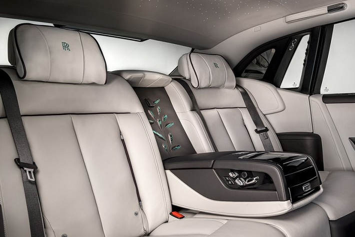 3. Phantom "Iridescent Opulence" Rolls-Royce Phantom đặc biệt "Iridescent Opulence" được nhà sản xuất lấy cảm hứng từ thiên nhiên bất tận. Bên trong khoang cabin, phiên bản này được trang bị tới hơn 3.000 chiếc lông đuôi ngũ sắc và khâu hoàn toàn thủ công trên vải có lỗ rỗng cùng tạo hình đặc biệt.