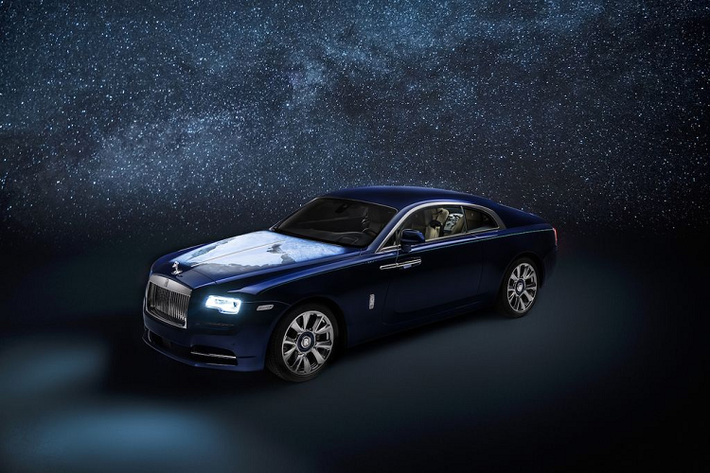 1. Rolls-Royce Wraith "Inspired by Earth" Mẫu xe siêu sang Rolls-Royce Wraith "Inspired by Earth", tạm dịch là phiên bản "Trung đông nhìn từ Vũ trụ" được hãng xe siêu sang nước Anh dành tặng cho các tài phiệt Dầu mỏ Trung Đông, nơi vẫn thường được biết tới là "cá nôi" của siêu xe trên toàn thế giới.