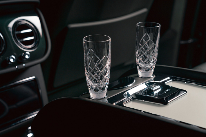 Bộ làm mát này đi kèm với 2 ly thủy tinh Cumbria Crystal được chế tạo thủ công. Ngoài ra, Bentley Bentayga Hybrid còn có hệ thống kính làm mờ, cửa hít.