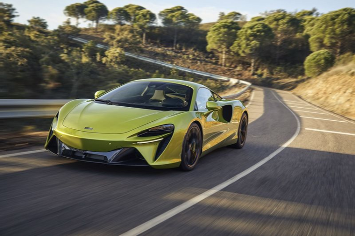 Đầu tiên là hệ truyền động, siêu xe McLaren Artura được trang bị động cơ tăng áp kép V6 3.0L kết hợp với một mô-tơ điện cho ra tổng công suất 671 mã lực và mô-men xoắn cực đại 720 Nm. Siêu xe chỉ cần 3 giây để tăng tốc từ 0 - 100 km/h, 0 - 200 km/h trong 8,3 giây trước khi cán tốc độ tối đa 330 km/h.