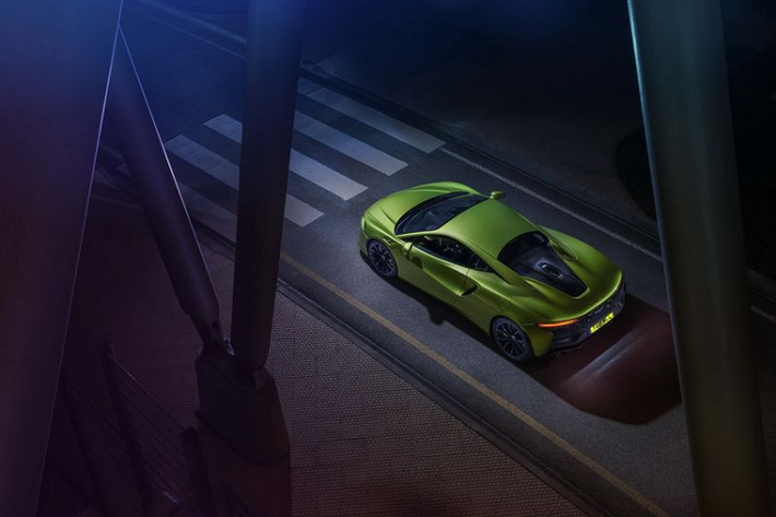 Dự kiến, siêu xe hybrid này sẽ bắt đầu được bán ra vào quý III tới đây, mức giá xe McLaren Artura khởi điểm từ 225.000 USD (5,2 tỷ đồng).