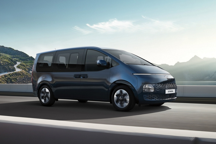 Hyundai Staria 2022 mới sẽ chính thức được bán ra tại Úc trong tháng này. Chiếc minivan, với kiểu dáng đạm chất tương lai và cabin lấy cảm hứng từ du thuyền, được bán ở thị trường Úc với 3 phiên bản gồm: Staria tiêu chuẩn, Staria Elite và Staria Highlander.