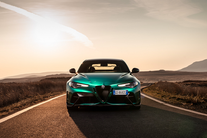 Alfa Romeo cho biết chiếc sedan hiệu năng cao của họ sẽ được sản xuất giới hạn 500 chiếc, được đánh số thứ tự từng chiếc. Giá xe Alfa Romeo Giulia GTA và GTAm sẽ là 176.500 Euro và 181.500 Euro (khoảng 4,9 - 5,08 tỷ đồng).