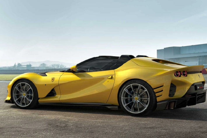 Không chỉ mạnh hơn, Ferrari 812 Competizione còn sở hữu một số điểm nhấn khác biệt so với 812 Superfast như bộ vành 20 inch, nằm trong lốp có kích thước 275/35 trước và 315/35 sau, khe gió trước mới hay đường rãnh vuốt ngược về phía sau, đi kèm tấm bằng sợi carbon màu đen nằm vắt ngang trên nắp ca-pô.