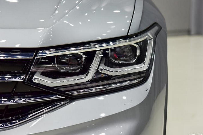 Về thiết kế, Volkswagen Tiguan L 2021 dành cho thị trường Trung Quốc không có gì khác so với Tiguan Allspace ở châu Âu và Mỹ. Do đó, mẫu SUV 7 chỗ này cũng được trang bị đầu xe mới với cụm đèn pha LED thanh mảnh hơn.