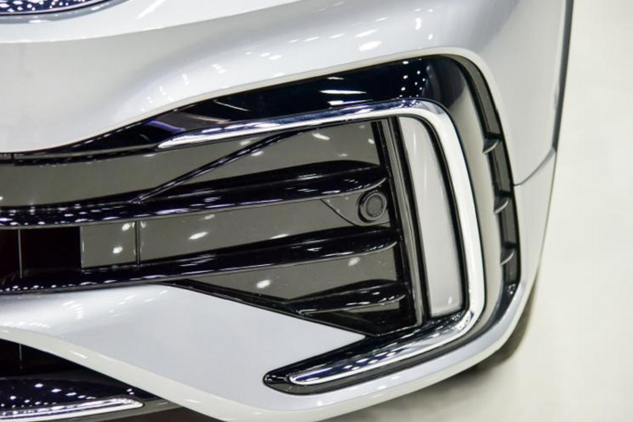 Đằng sau, xe có thêm tem chữ nổi "Tiguan" ở giữa cửa cốp, ngay bên dưới logo của thương hiệu Volkswagen. Thêm vào đó là dải đèn phản quang kéo dài gần hết cản sau và 2 đầu ống xả giả hình chữ nhật. Tại thị trường Trung Quốc, Volkswagen Tiguan L 2021 được trang bị bộ vành hợp kim có đường kính 17 inch, nằm trong lốp Scorpion của thương hiệu Pirelli với kích thước 215/65 R17.