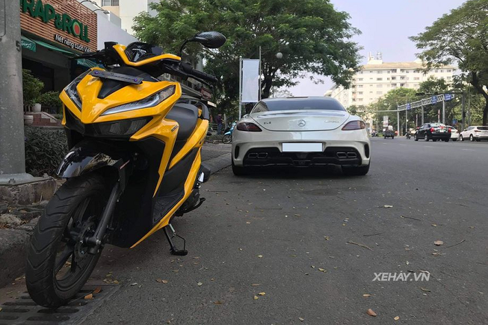 Tuy được ưa chuộng tại nhiều nước phát triển nhưng ở Việt Nam, cái tên Mercedes-AMG SLS còn khá xa lạ với đại bộ phận người chơi xe bởi mức giá bán cao và chịu ảnh hưởng truyền thông lớn từ đàn em GT S ra mắt sau đó.