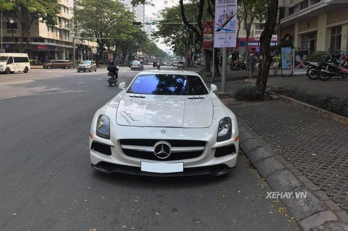 Bên dưới nắp ca-pô, siêu phẩm Mercedes-AMG SLS sử dụng khối động cơ V8 6.2L hút khí tự nhiên, sản sinh công suất 563 mã lực tại 6.800 vòng/phút và 650 Nm mô-men xoắn tại 4.750 vòng/phút. Mức giá xe Mercedes-AMG SLS khi mới về Việt Nam không dưới 10 tỷ đồng.