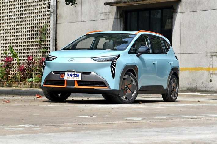 Vào ngày 29/3 vừa qua, thương hiệu Aion thuộc GAC Motors Trung Quốc đã chính thức công bố giá bán của mẫu xe điện thứ 4 mang tên Y tại thị trường địa phương. Mẫu SUV điện mới mẻ này sẽ có 5 phiên bản, giá xe GAC Aion Y 2021 từ 105.900 – 149.900 nhân dân tệ (khoảng 373 – 528 triệu đồng). Dự tính, nó sẽ được bán chính thức trong tháng 4 tới.