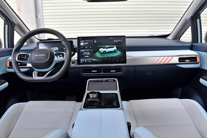 GAC Aion Y 2021 mới được định vị là một chiếc SUV điện thuần chủng hạng C, và đã được hé lộ lần đầu tại Triển lãm Ô tô Quảng Châu 2020. Phong cách thiết kế của mẫu xe này trông hiện đại và trẻ trung phù hợp xu hướng thời nay. Về mặt công nghệ, nó được trang bị hệ thống hỗ trợ lái tự động ADiGO 3.0, đỗ xe từ xa bằng 1 nút bấm, hệ thống thông tin giải trí mạng 5G với màn hình trung tâm cỡ 14,6 inch và bảng đồng hồ màn LCD. Tùy thuộc vào cấu hình, Aion Y sẽ có 3 phiên bản cự li di chuyển hành trình gồm 460, 500,, và 600 km.