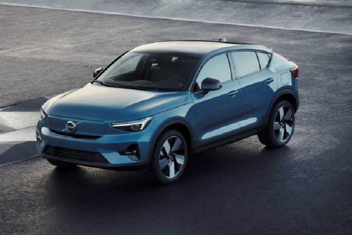 Mẫu xe SUV Volvo C40 Recharge chạy điện được phát triển dựa trên nền tảng CMA tương tự như mẫu XC40 Recharge. C40 Recharge cũng đánh dấu mẫu xe điện đầu tiên của Volvo có thiết kế SUV lai Coupe. Mẫu xe được ra mắt ngay sau cam kết trở thành hãng xe điện vào năm 2030 của Volvo.