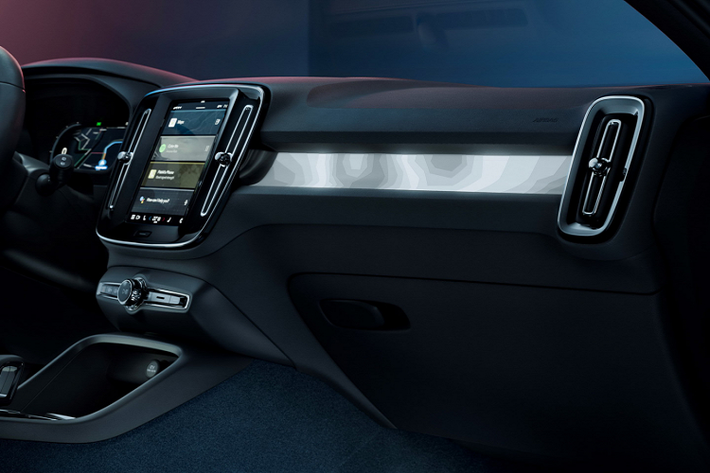 Ở phía sau, Volvo C40 Recharge 2022 mới nổi bật với tạo hình đèn hậu quen thuộc nhưng đã được kéo dài lên nóc xe tạo cảm giác thể thao hơn. Mui xe phía sau cũng trang bị cánh lướt gió độc đáo đi cùng một cánh gió truyền thống ở đuôi xe. C40 được trang bị bộ mâm 20 inch 5 chấu to bản kiểu cánh quạt.
