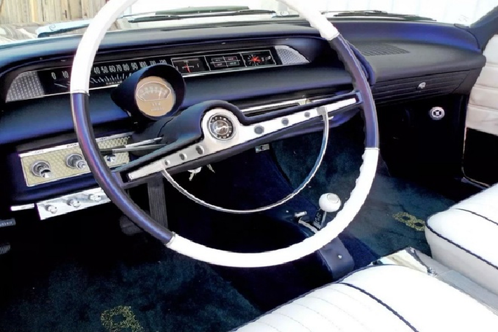 Chiếc Impala của Kobe Bryant được tùy biến theo yêu cầu bởi West Coast Customs (WCC) - nhóm độ nổi danh qua chương trình truyền hình thực tế Pimp My Ride.