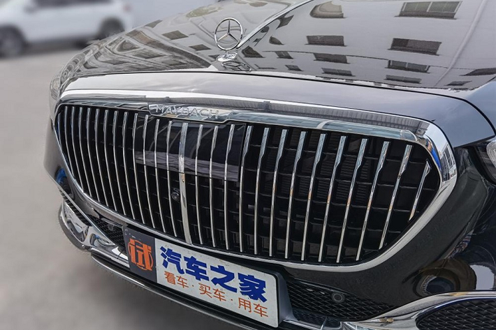 Bên dưới lưới tản nhiệt là hốc gió đi kèm mắt lưới hình tổ ong cũng được mạ crôm sang trọng. Trong khi đó, trên nắp ca-pô xuất hiện biểu tượng ngôi sao 3 cánh đặc trưng của thương hiệu Mercedes-Benz. Thêm vào đó là đường mạ crôm kéo dài từ biểu tượng này đến kính lái.