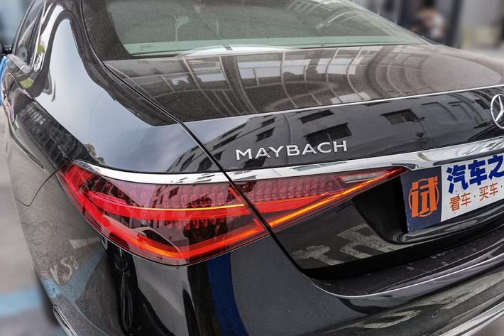Bên trong, Mercedes-Maybach S480 2021 dành cho thị trường Trung Quốc được trang bị màn hình OLED 12,8 inch nằm dọc, phục vụ hệ thống thông tin giải trí MBUX thế hệ thứ 2.