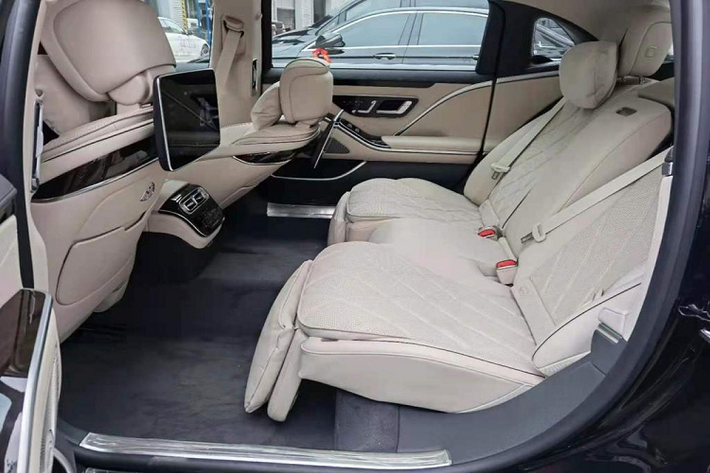 Tiếp đến là bộ vành hợp kim 5 chấu được thiết kế theo phong cách cổ điển nhưng không kém phần ấn tượng và bắt mắt. Đằng sau, Mercedes-Maybach S480 2021 gần như giữ nguyên thiết kế của S-Class thông thường. Xe cũng có cụm đèn hậu hình tam giác mới, mang đến vẻ trẻ trung và thanh lịch.