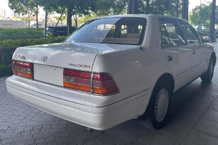 Tại quê nhà Nhật Bản, cùng với dòng xe sedan đầu bảng – Century, Toyota Crown là dòng xe cũng gắn liền với những yếu nhân, những người có địa vị cao trong xã hội Nhật.