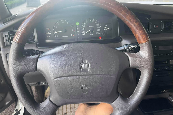 Tại Việt Nam, Toyota Crown trước đây được nhập về nước yếu để làm xe công vụ, phục vụ làm xe ngoại giao hay đưa đón “VIP” và cán bộ cấp cao.
