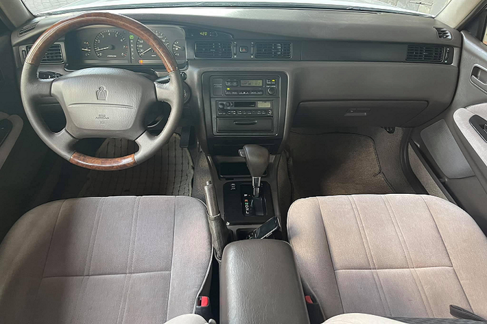 Ngày nay, Toyota Crown thế hệ cũ vẫn được nhiều người yêu thích bởi kích thước rộng rãi, thiết kế hình dáng hộp cổ điển mang một nét quyến rũ lịch lãm rất riêng, hằn sâu giá trị xưa cũ, lưu giữ hình ảnh sedan sang trọng một thời của Nhật Bản.