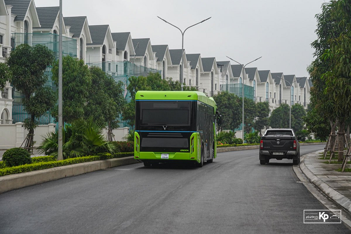 Được biết, VinBus là sản phẩm xe buýt điện đầu tiên của Vingroup nói riêng và Việt Nam nói chung. Thương hiệu xe hơi đầu tiên của Việt Nam đã tiên phong trong việc triển khai mô phòng xe buýt xanh, thân thiện với môi trường nhằm giảm khí thải từ những chiếc xe chạy xăng hiện nay. Về thiết kế, mẫu ô tô mới VinBus có thiết kế vuông vức tương tự những mẫu xe buýt hiện hành, nhưng kích thước nhỏ hơn. Đèn pha và hậu của VinBus đều sử dụng công nghệ LED.