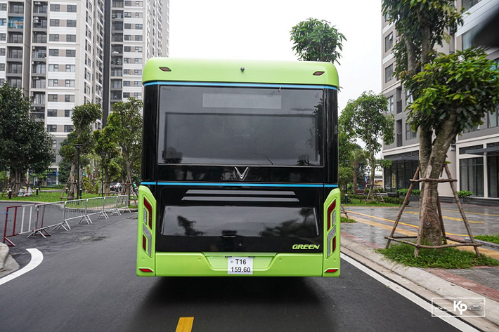 Để người dùng dễ dàng nhận diện, VinBus sử dụng tông màu xanh lá cây chủ đạo phối màu đen. Mẫu xe này được gắn logo Green - biểu tượng của xe xanh. Mặc dù thiết kế không lớn, song VinBus có thể chở tối đa 72 người gồm 25 chỗ ngồi và 47 tay nắm phục vụ hành khách đứng. VinBus sử dụng động cơ điện có dung lượng 281 kWh, hãng xe Việt cho biết nếu sạc bằng trạm sạc 150kW chỉ sau 2 tiếng sẽ đầy và có khả năng chạy quãng đường từ 220-260 km. Động cơ của VinBus sẽ được đặt ở phía đuôi xe và cắm sạc trực tiếp ở đây.