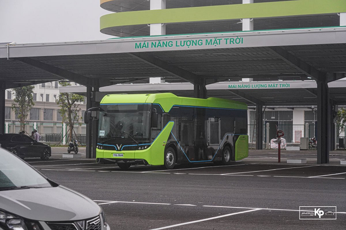 Mới đây, tại khu đô thị Vinhomes Ocean Park, mẫu xe buýt điện VinBus đầu tiên tại Việt Nam đã chạy thử nghiệm trước khi lăn bánh đi vào hoạt động dự kiến vào ngày 8/4 tới đây.