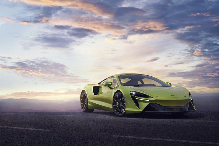 McLaren Artura được trang bị hộp số 8 cấp ly hợp kép. Tuy nhiên, điểm đặc biệt của hộp số này là không có số lùi. Khi người lái chuyển số về R, động cơ điện sẽ kích hoạt để thay đổi hướng chuyển động của xe. Điều này cho phép McLaren Artura sở hữu hộp số mới với kích thước nhỏ gọn và khả năng truyền tải công suất hiệu quả hơn.