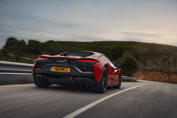 Hiện nay, McLaren đã cho phép các đại lý nhận đặt cọc của khách hàng. Mức giá xe McLaren Artura 2021 khởi điểm khoảng 225.000 USD, đây hoàn toàn là một sự lựa chọn thích hợp cho những người mới bắt đầu dấn thân vào phân khúc “Supercars” của hãng xe Anh Quốc. Những chiếc Artura đầu tiên sẽ đến tay khách hàng vào quý 3 năm nay.