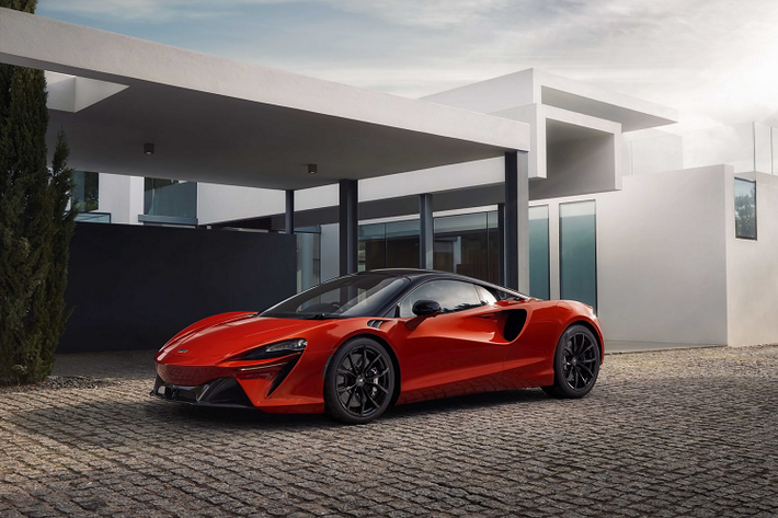 Về hiệu suất vận hành, McLaren Artura có khả năng tăng tốc từ 0 lên 100 km/h chỉ trong 3 giây, 0 lên 200 km/h chỉ trong 8,3 giây, trước khi đạt vận tốc tối đa 330 km/h. Xe được trang bị lốp tiêu chuẩn Pirelli P-Zero hoặc tùy chọn Pirelli P-Zero Corsa với thông số 235/35R19 cho cầu trước và 295/35R20 cho cầu sau.