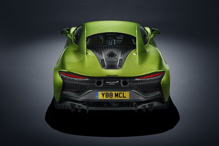 Ngoại thất của McLaren Artura 2021 mới là thành quả của sự nghiên cứu nhằm tối ưu hóa khả năng khí động học. Tất cả các khe gió, hốc gió, vị trí đặt gương chiếu hậu, các chi tiết góc cạnh của xe… đều được tính toán sau cho luồng không khí di chuyển quanh xe ít gây cản trở nhất, cũng như phải hiệu quả trong việc làm mát động cơ.