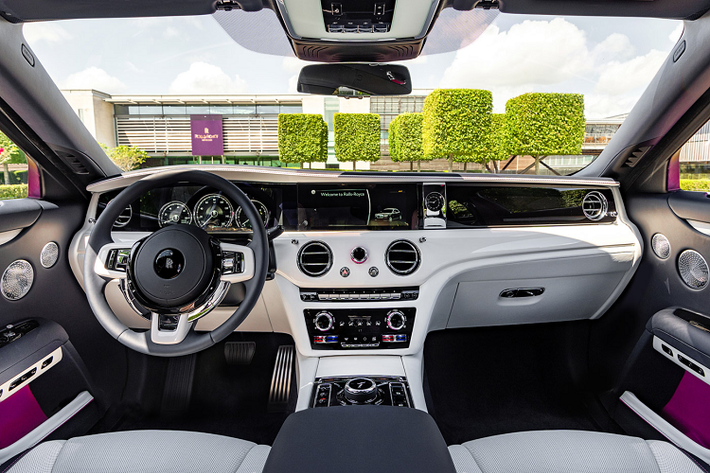Những khách hàng trẻ tuổi hoàn toàn có thể lựa chọn và sử dụng những chiếc Rolls-Royce với những gam màu nổi bật thay vì những màu sắc giản đơn, truyền thống như đen hay trắng. Ngoài ra, phần viền logo của mâm xe cũng được sơn màu Friskee Pink và bộ mâm đa chấu được Diamond Cut đầy tinh xảo.