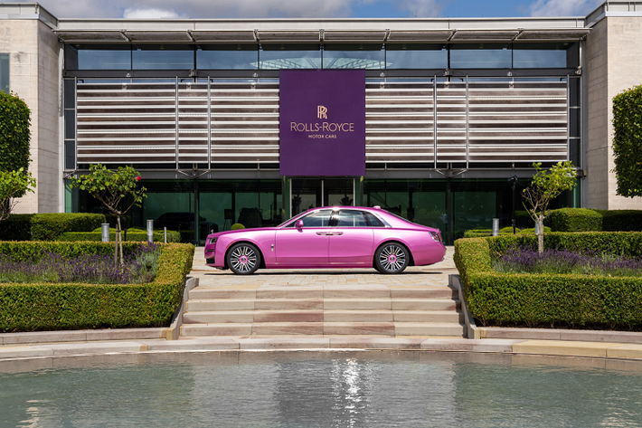 Bộ đôi Rolls-Royce Ghost màu Friskee Pink và Cullinan Black Badge với màu Iced Turchese sẽ xuất hiện tại “The Quail, A Motorsports Gathering” một sự kiện thuộc chuỗi Monterey Car Week năm nay.