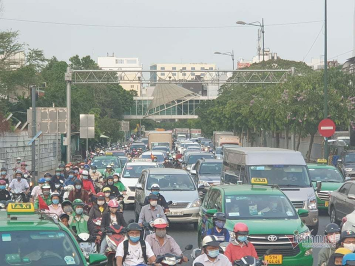 Trên đường Xô Viết Nghệ Tĩnh đoạn từ nút giao thông Hàng Xanh đi Bến xe Miền Đông xảy ra tình trạng ùn tắc kéo dài, đi chuyển rất khó khăn.