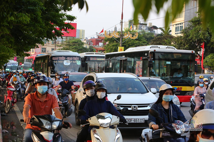 TP.HCM: Càng về chiều tối, nhiều tuyến đường quanh sân bay như Cộng Hòa, Trường Sơn, Hoàng Hà.... bắt đầu xảy ra tình trạng ùn tắc cục bộ.